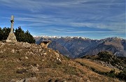 50 Alla croce di vetta del Cancervo (1830 m) con vista sulle cime innevate delle Orobie